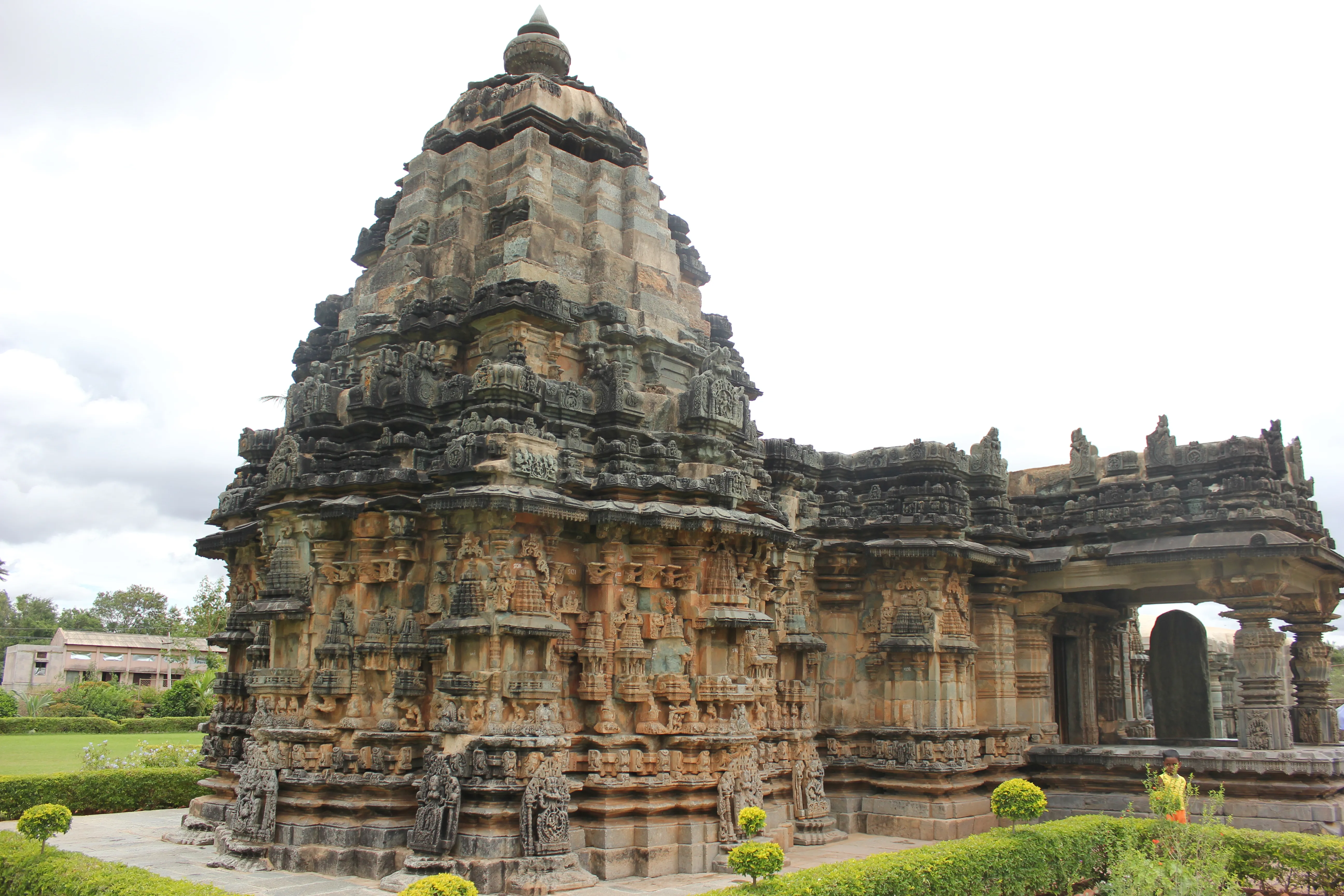 Shri Gavi Gangadhareshwara Temple in Banglore